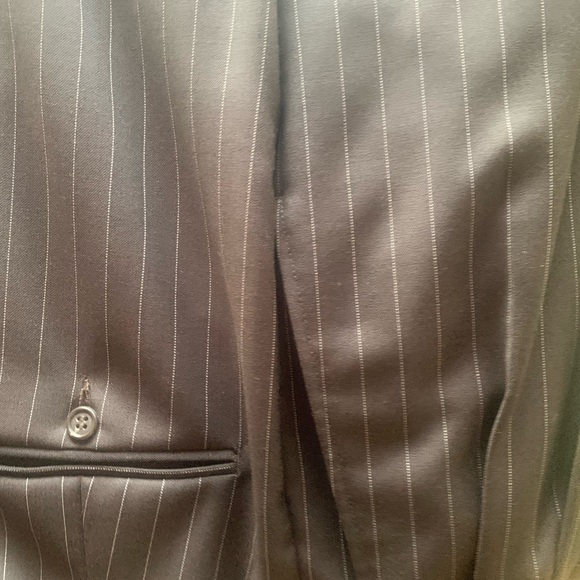 Mens 2 piece suit- like new - Picture 6 of 9